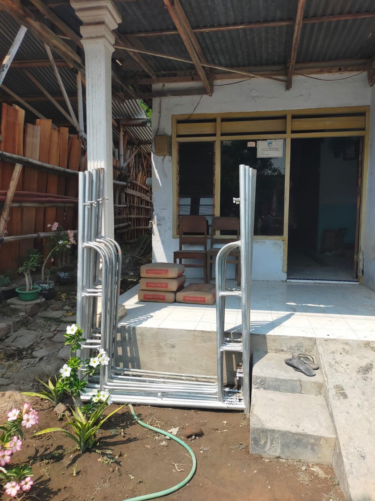 Rumah tinggal — Scaffolding tiba di lokasi