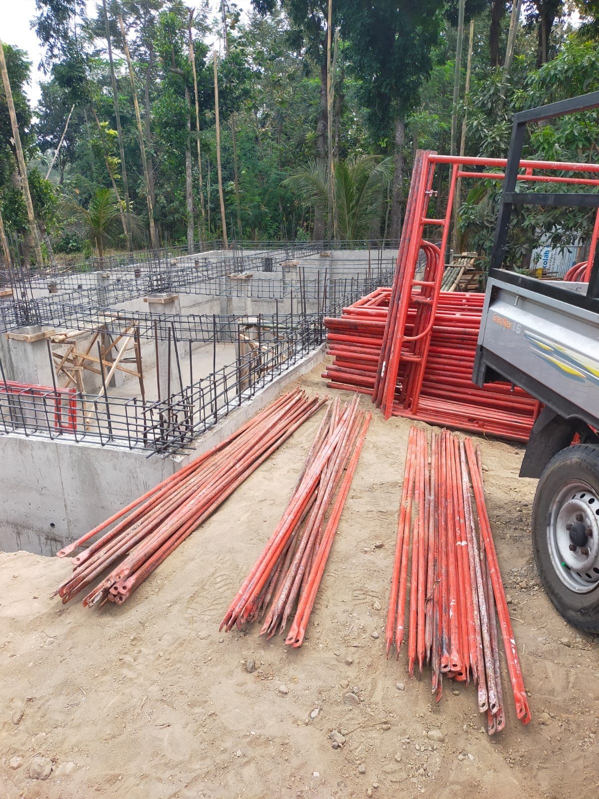 Proyek rumah baru — Barang diturunkan di lokasi